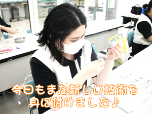 カコトリミングスクールの動物看護科1年生が検査実習で検体の作り方などを学びました