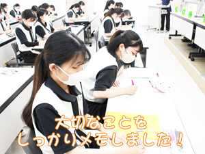 卒業生懇談会が開催され2年生が卒業生から就職活動の方法を学びました