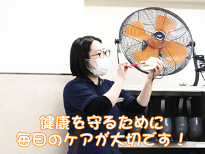 カコトリミングスクールでは歯磨きの方法を学ぶためにモデル犬たちに歯磨きをして犬のケアをしながら技術習得しています
